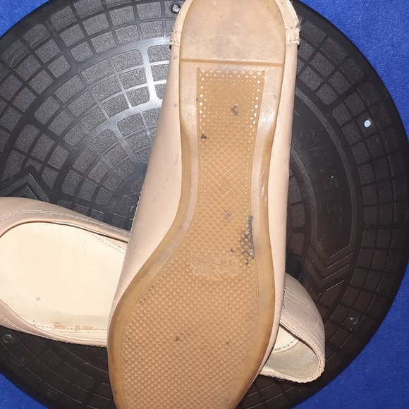 Coach " Chelsea " Beige & Silver Leather Cap Toe Ballet Flats Sz. 6.5B - Picture 8 of 9